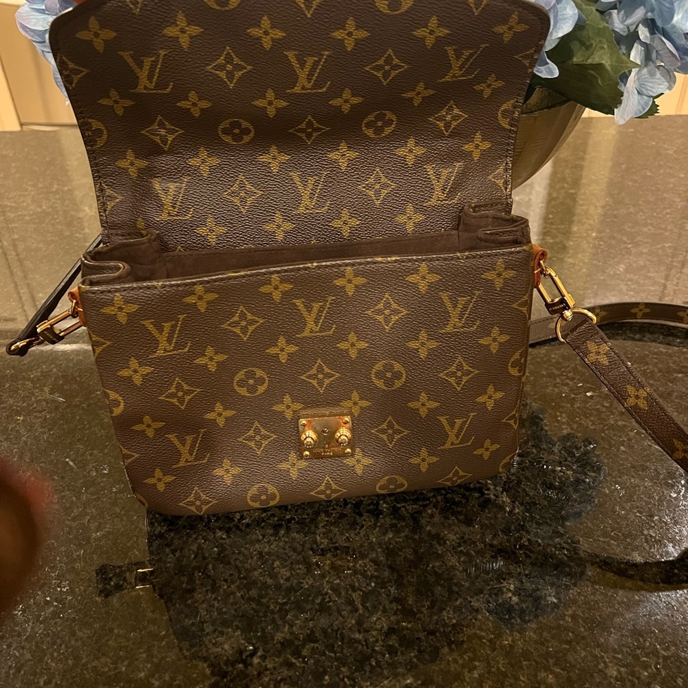 Louis Vuitton Crossbody Bag - Great Condition - Picture 4 of 8